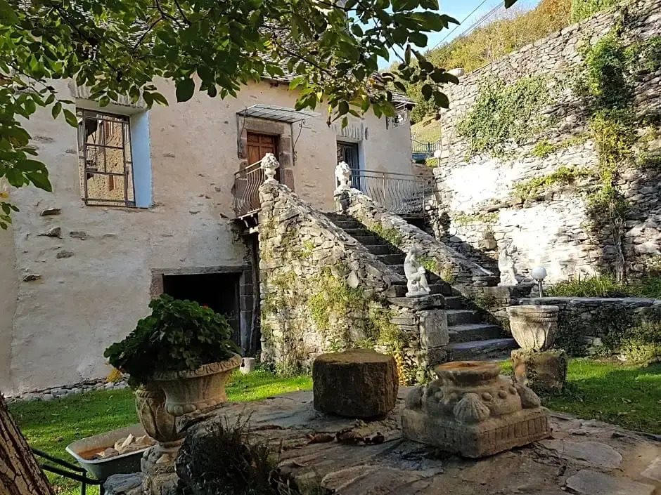 Le Manoir des Pélies, Maison dhôtes de charme, Jacuzzi, Piscine, Rivière