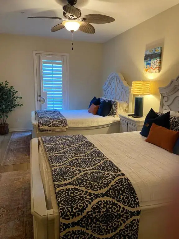 Terra Lago Lakehouse Villa, close to golf, tennis, festivals and shopping!