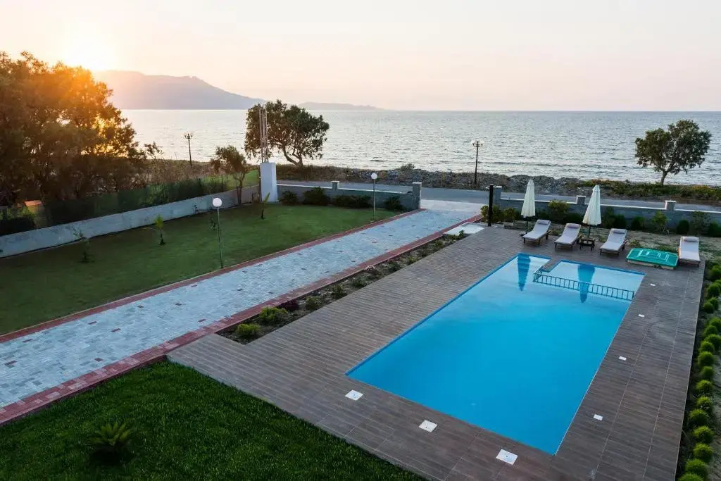 Niovi Seaside Suites