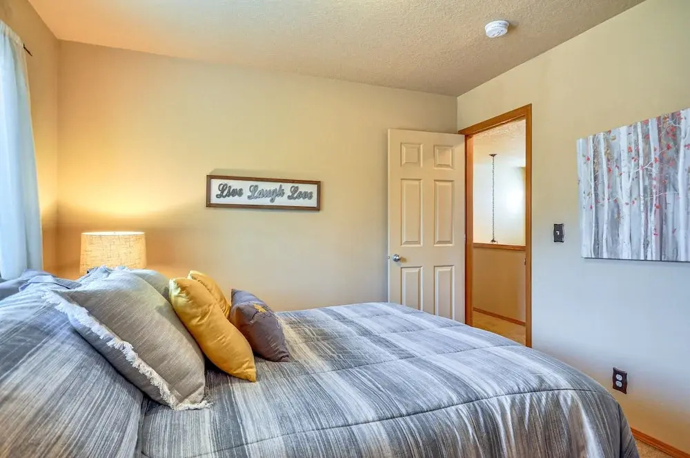 Lovely Dundee Home w/ Private Yard & Fire Pit!