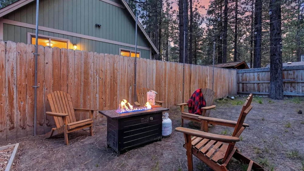Angeles Boulevard by Avantstay Striking Mountain Home + Fire Pit + Foosball + 2 Living Areas Near Big Bear Mountain Resort + Village + Lake
