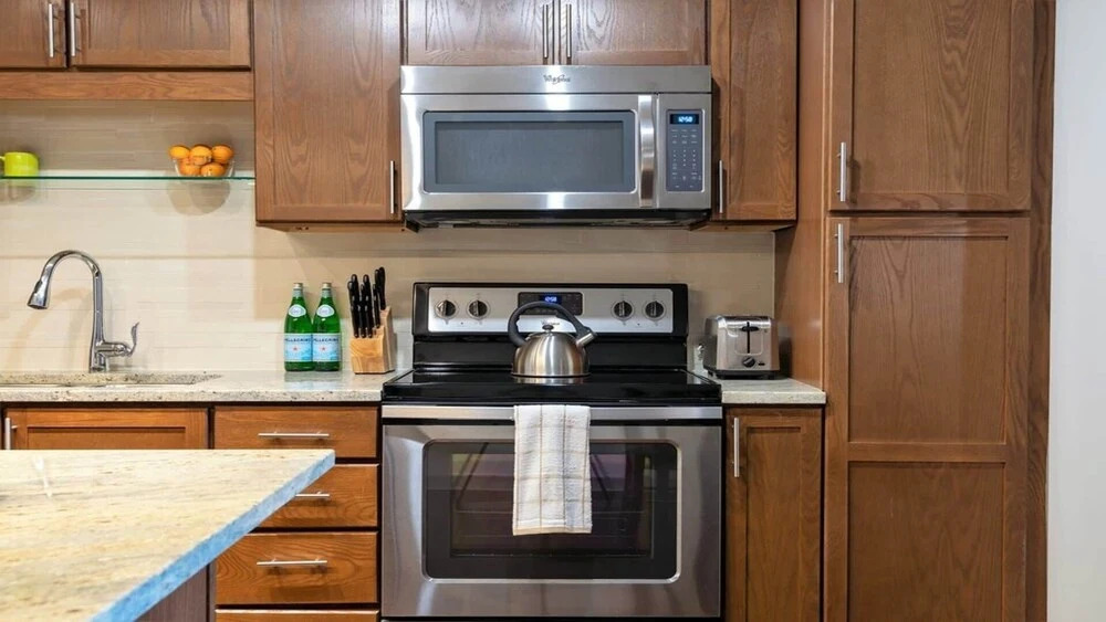 26th FL Bold CozySuites w/pool, gym, roof