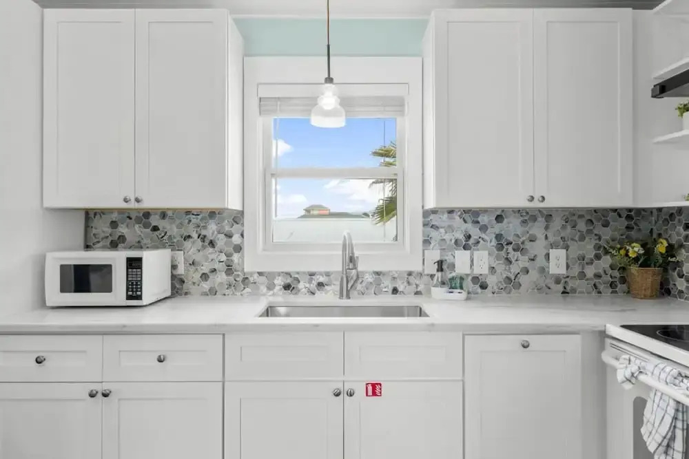 Newly Renovated 2 Bedroom Beach House Free Parking