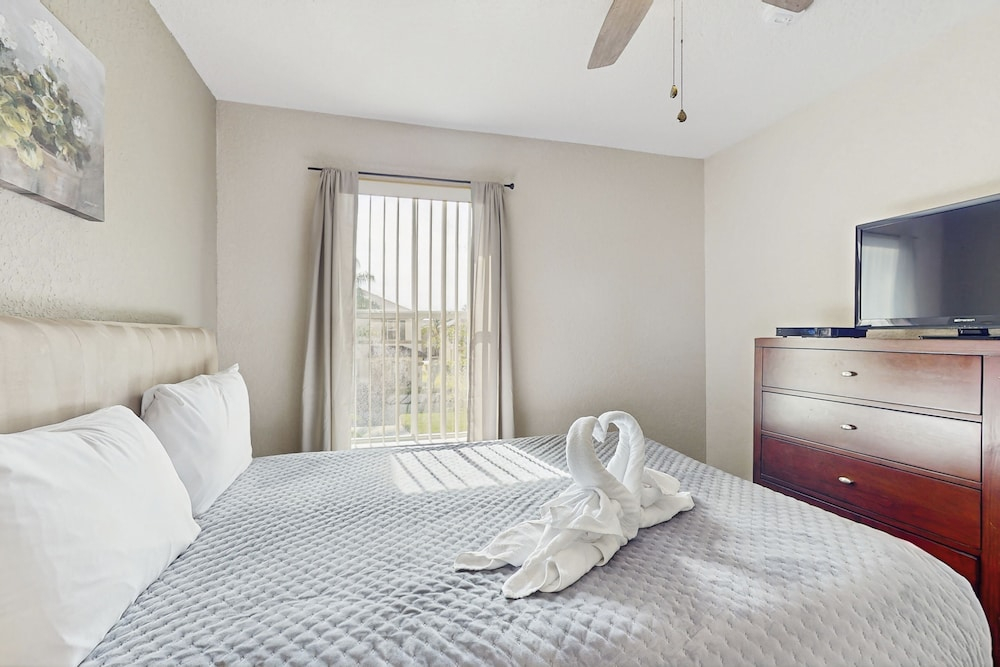 Wonderful, Two-level Home Close to Theme Parks With W/d, Central AC & Patio