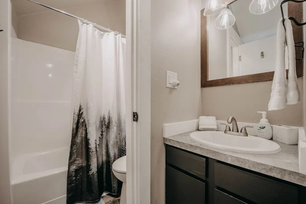 45sw - Fireplace - Dishwasher - Washer/dryer - Sleeps 4 1 Bedroom Condo by RedAwning