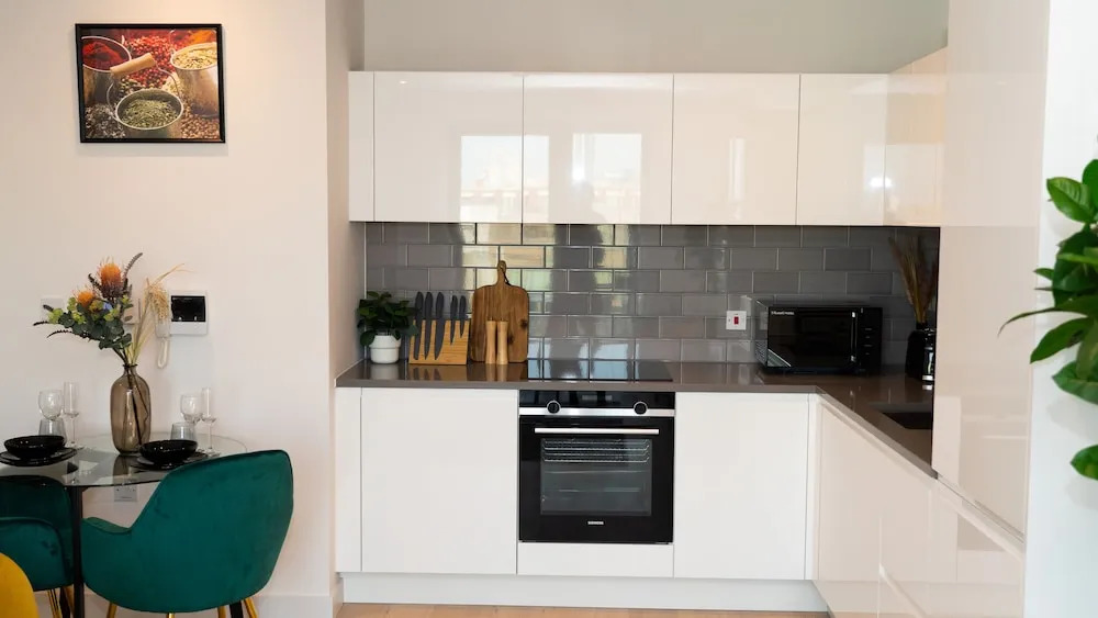 Royal Wharf - 1 Bed - Balcony - River & City View