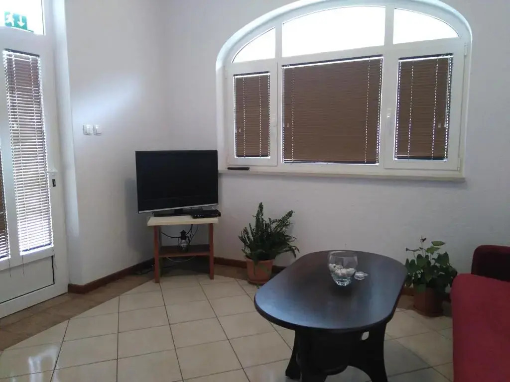 Dora Apartment-Adults Only