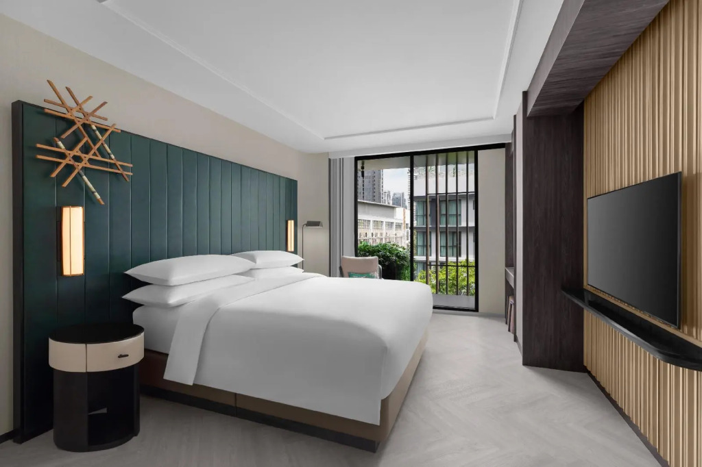 Madi Paidi Bangkok, Autograph Collection