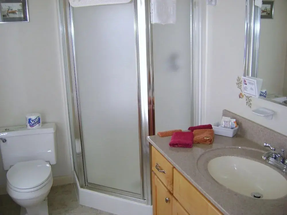 Отель Джирарда Four Creeks Bed & Breakfast