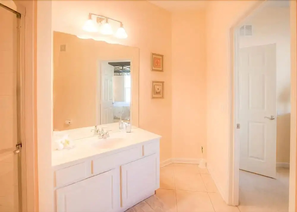 Gorgeous Top-Floor Condo w Private Balcony
