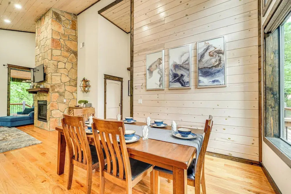 Modern, Luxe Cabin in Broken Bow w/ Hot Tub!