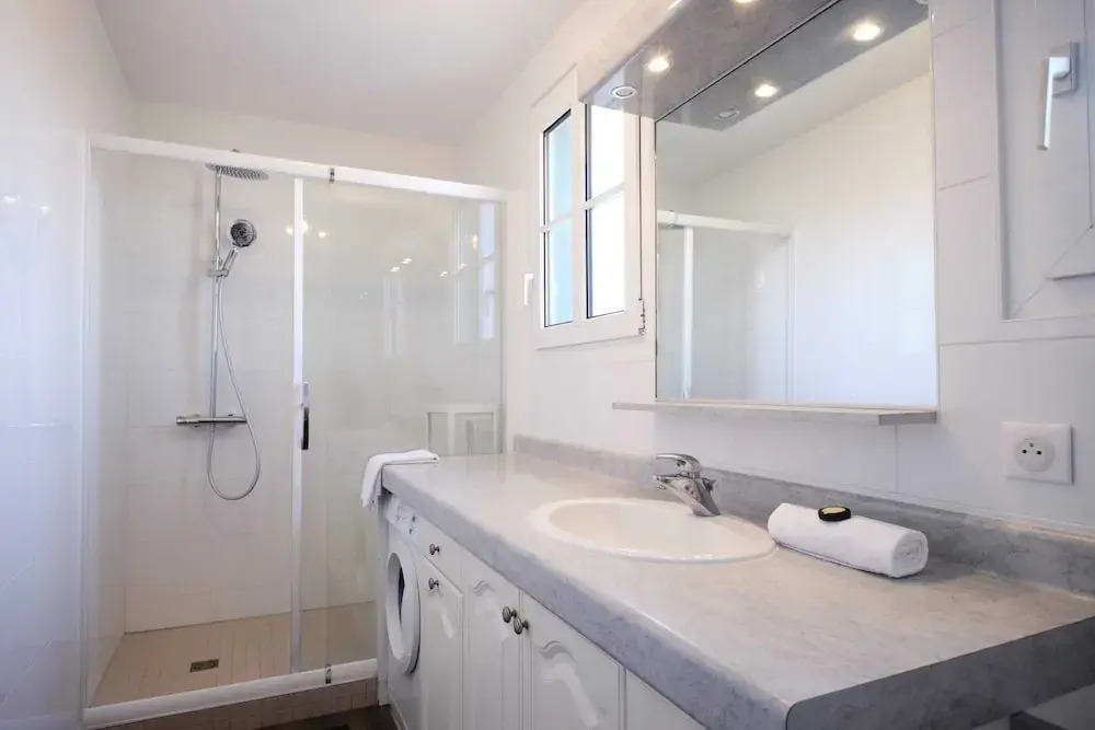 3 Bedrooms Hypercenter Terrace and Parking