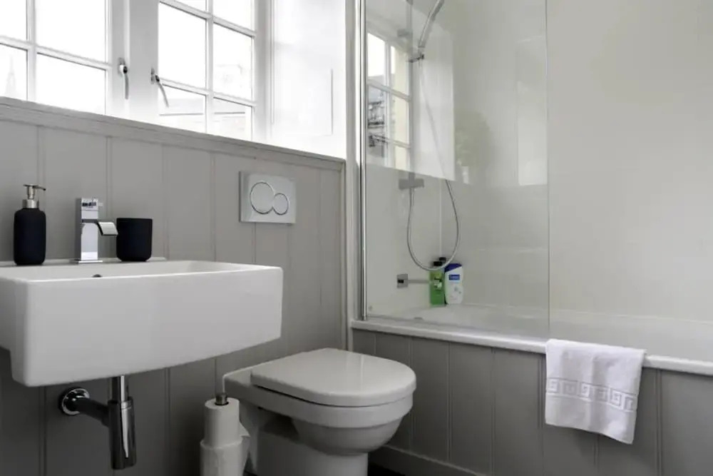 Spacious 2 Bedroom Loft In Converted School