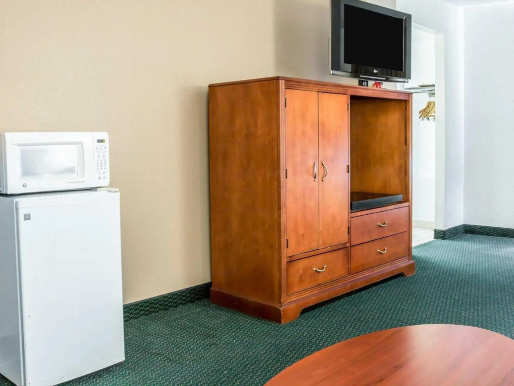 Econo Lodge Kalamazoo near Wings Stadium