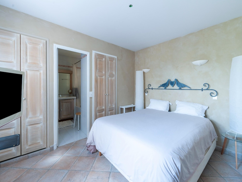 Elegant Villa in Les Mees With Garden