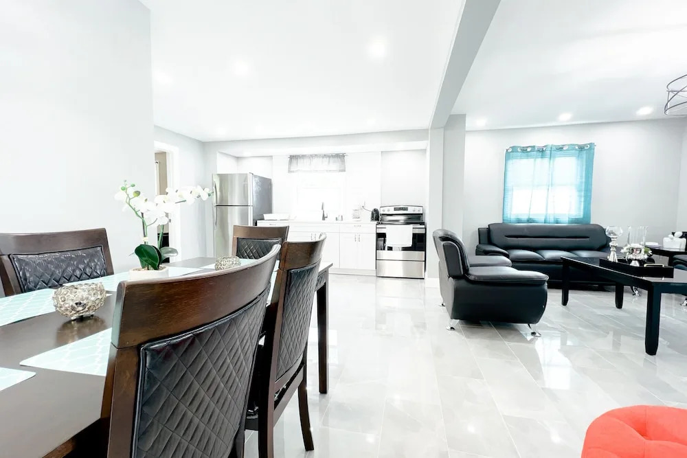 2 Homes, 1 Stay-7BR Niagara Falls Compound