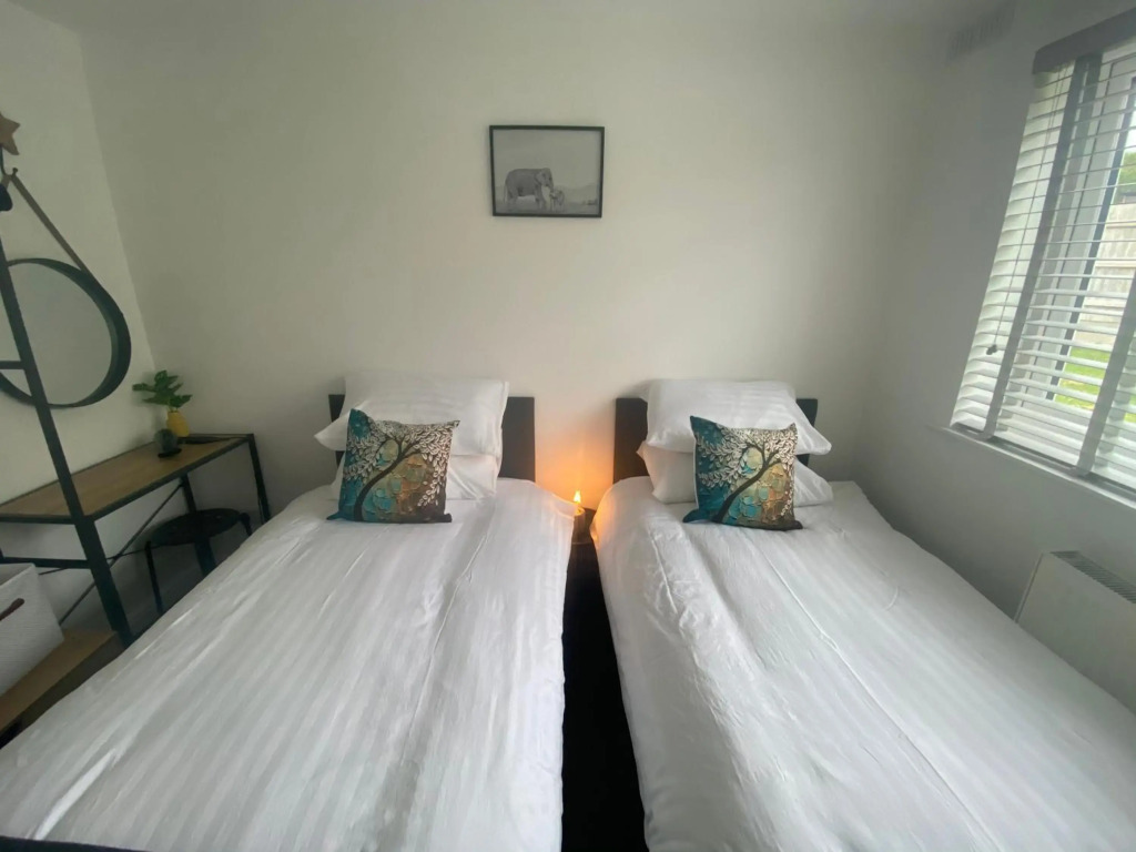 Beau - Brambles Chine, Colwell Bay, Nr Yarmouth - 5 star WiFi - Short walk to The Hut and beach - Ferry offers