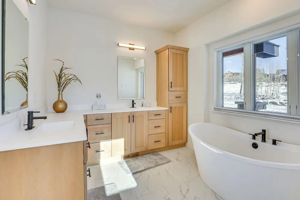 Great for Groups! Luxury Mtn-view Granby Home
