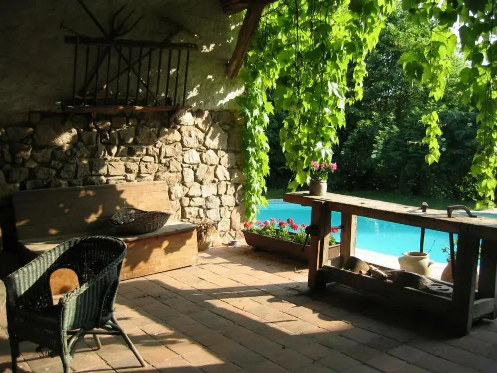 Charme Rural avec Piscine Privée et Animaux Acceptés - FR-1-496-200