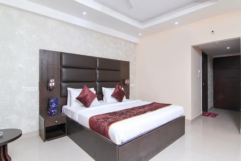 OYO 11532 Hotel SR Grand