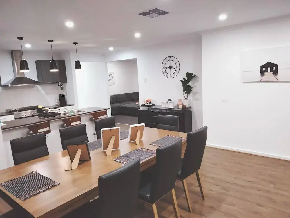 Modern & Cosey 4bedroom House Walk to Beach