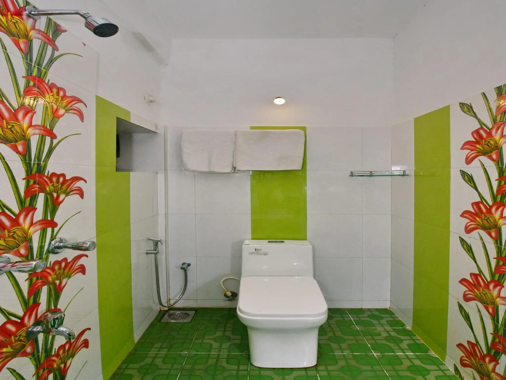 OYO 10809 Hotel Tushar Inn