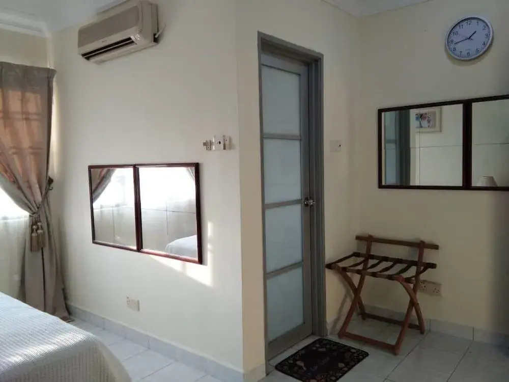Aini's Guest House In Vista Amani Condo
