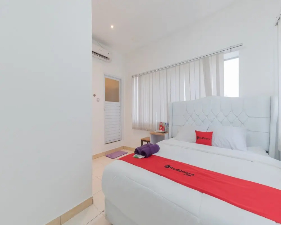 RedDoorz at Jalan Pangkal Perjuangan Karawang