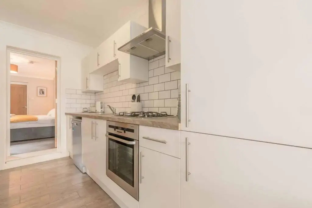 Stylish Apartment 5 Min Walk To Castle & Parking!