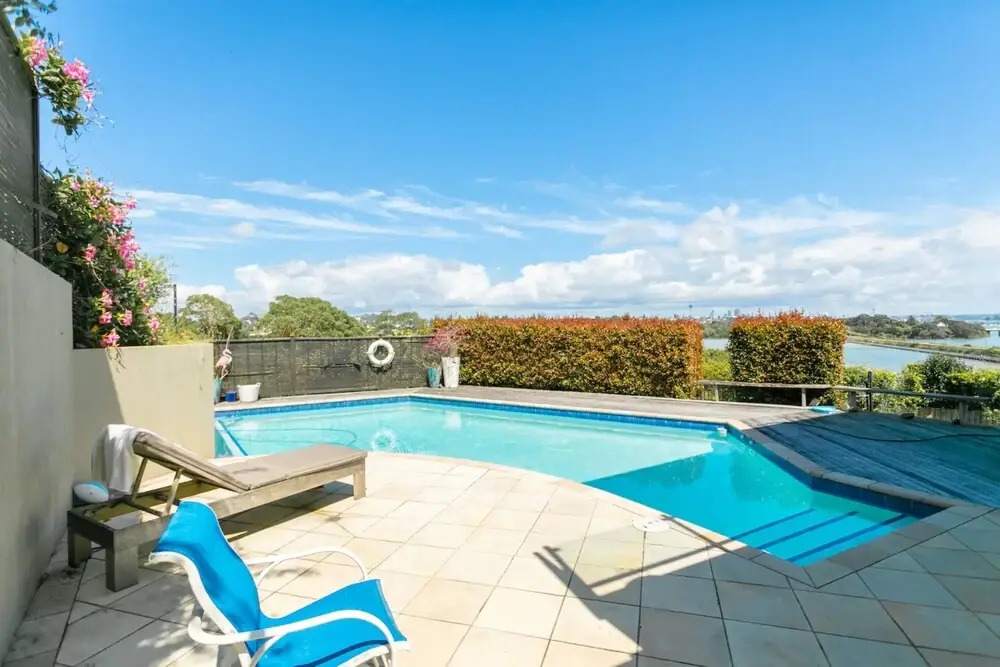 Sunny Poolside Studio in Meadowbank