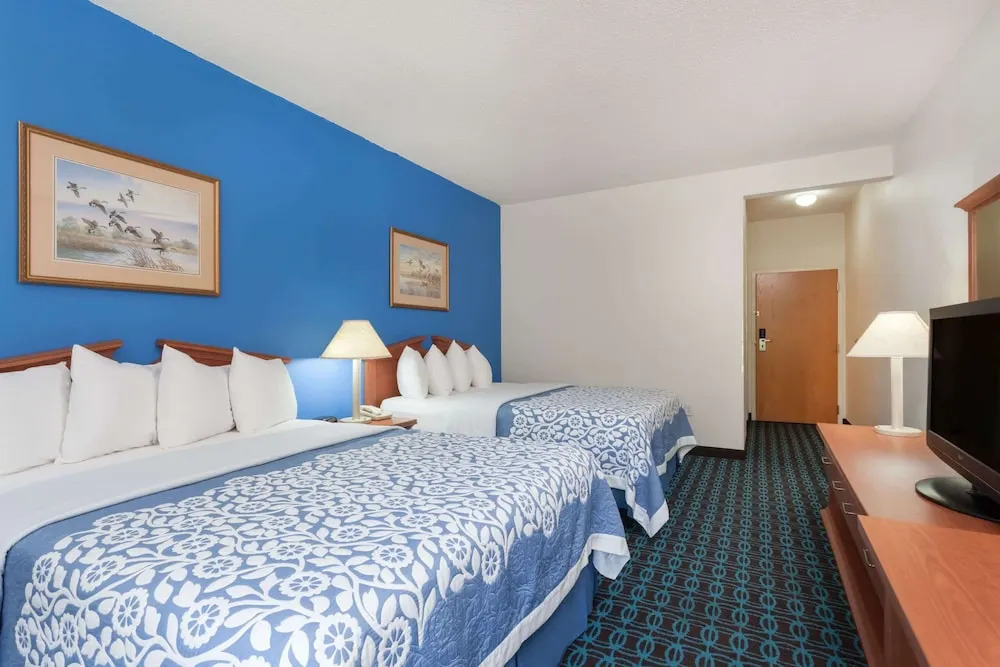 Days Inn & Suites Cambridge