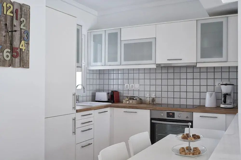 Marvelous n Bright Apartment next to Megaro Mousikis