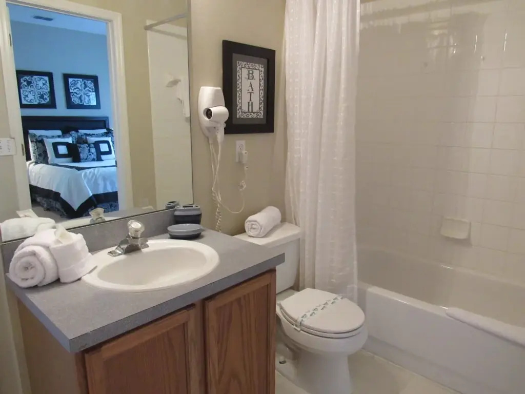 Spacious Pool and Spa home with Games Room, Davenport, US