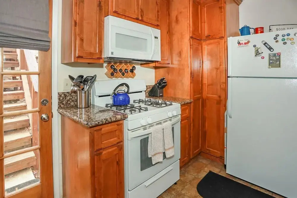 Maple Hill Lodge 2 Bedroom Home by RedAwning