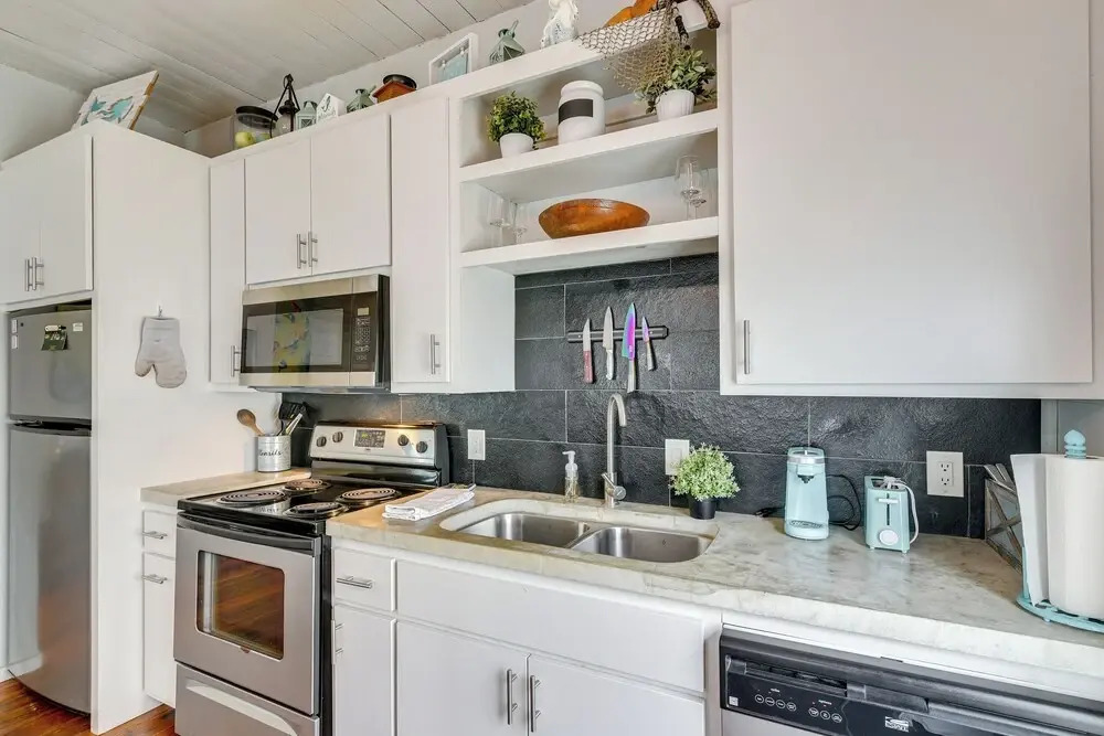 1 Mi to Dtwn Galveston! Home w/ Pet-friendly Yard