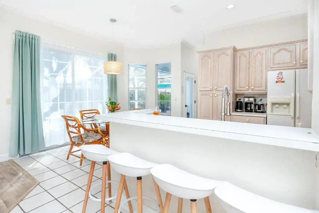 Palm Harbor Paradise - Spacious Home In Quiet Neighborhood with Heated Pool, Billiard Room, Hot Tub