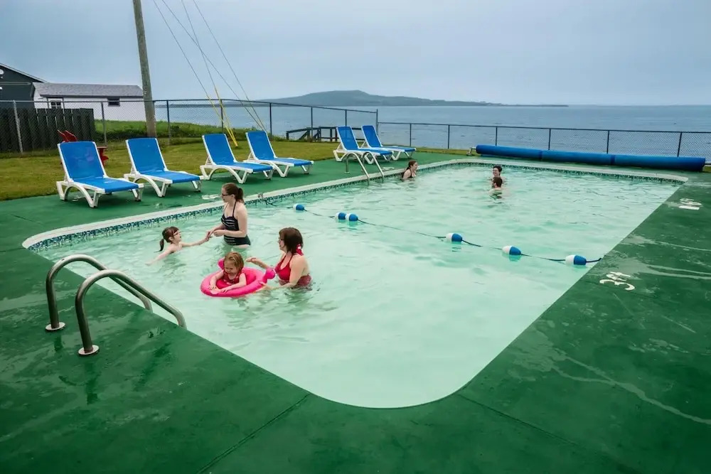 Shallow Bay Motel & Cabins