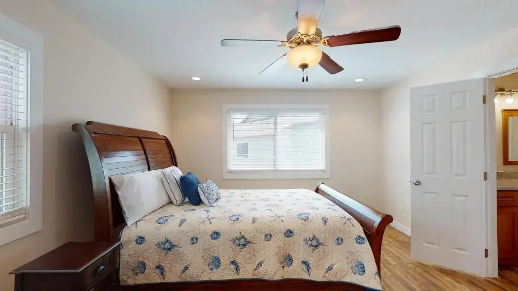 AH-G224 Remodeled Second Floor Condo, Shared Pool & Hot Tub, Near Marina