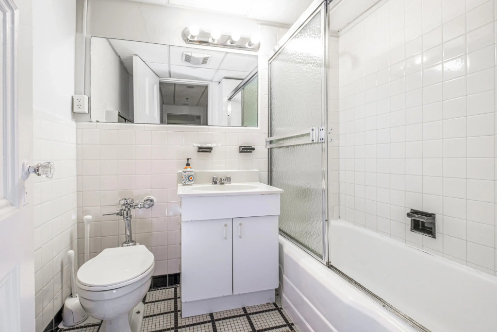 Stylish 1BR + Train | Theatre District | Evonify