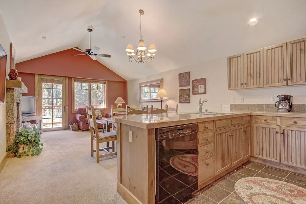 Bright + Scenic 2br - 7ppl Steps To Ski Lifts + Main Street 2 Bedroom Condo by RedAwning