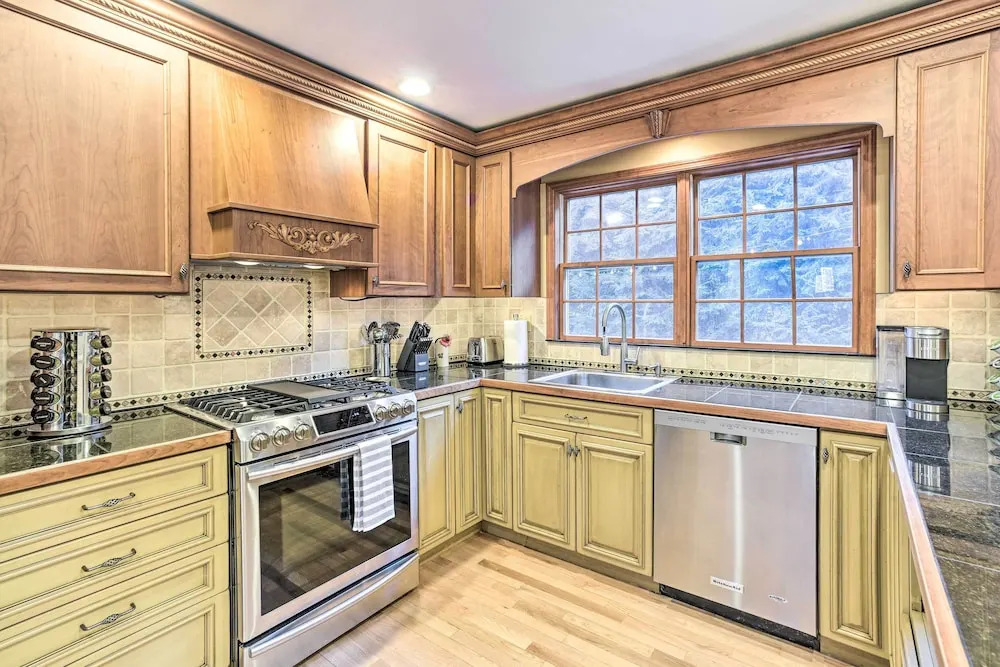 Family-friendly Retreat w/ Hot Tub: 1 Mi to Dtwn