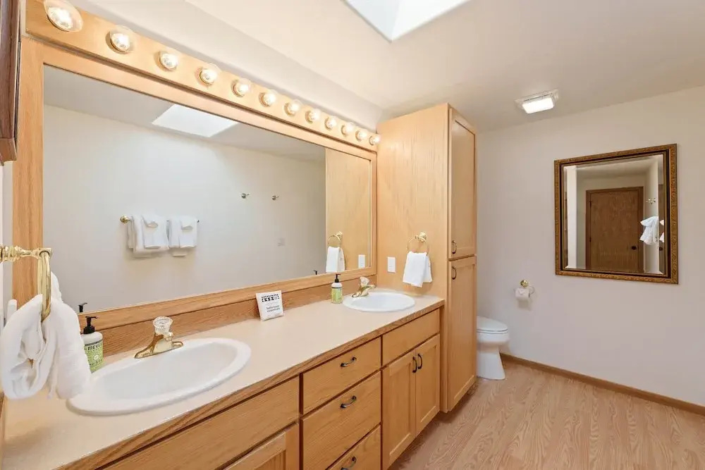 Charming Hot Tub Home Near Sharc