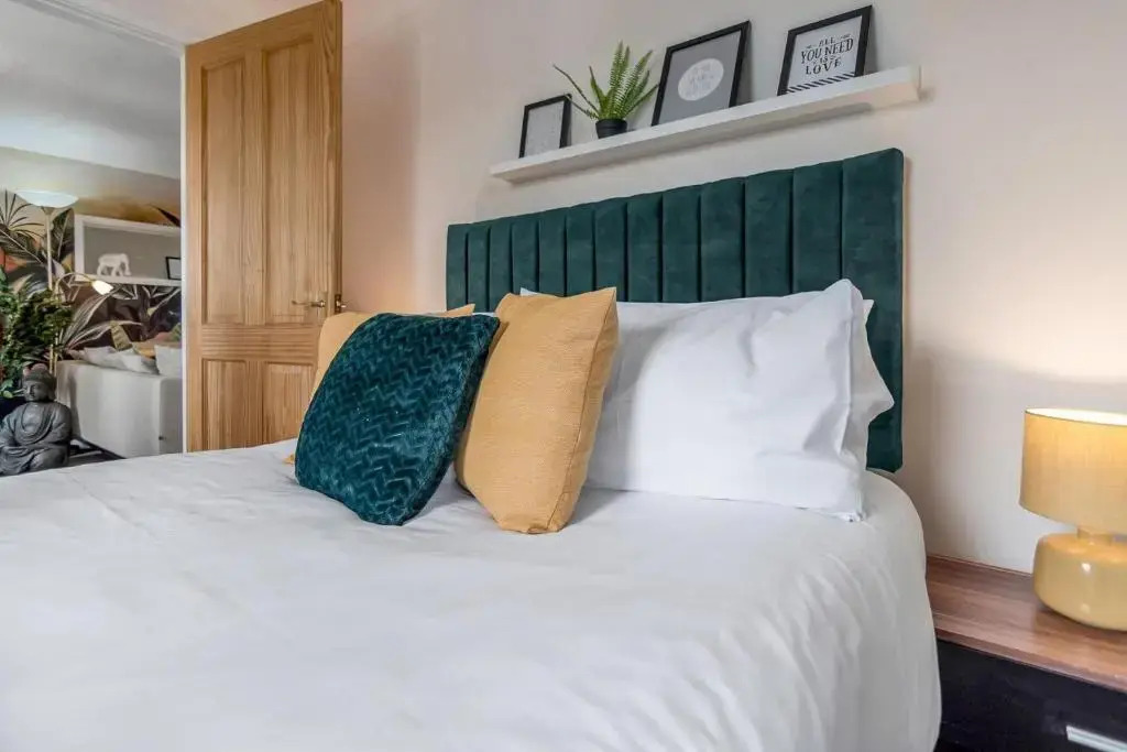 Reepham Rest - 2 Bedroom, Free Parking, 390 Mbps Wifi, Netflix, Fully Equipped kitchen - Ginger & Gold ltd