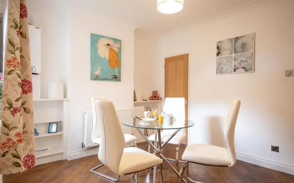 Bright 3 Bedroom Townhouse Near City Centre