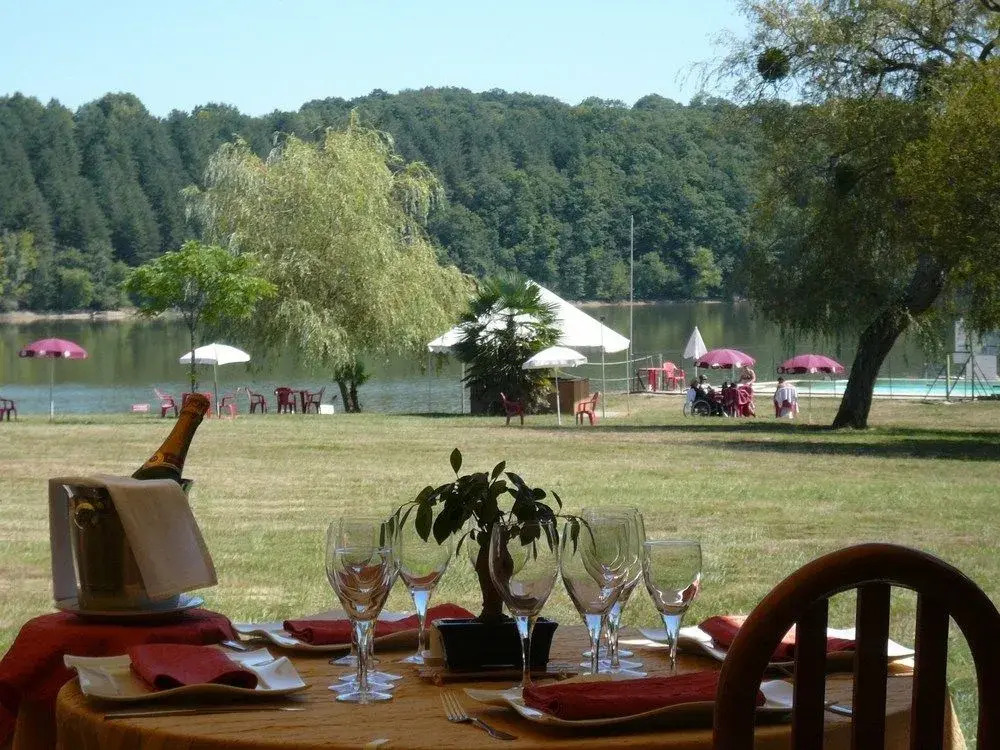 Logis Hôtel les Vallons du Lac