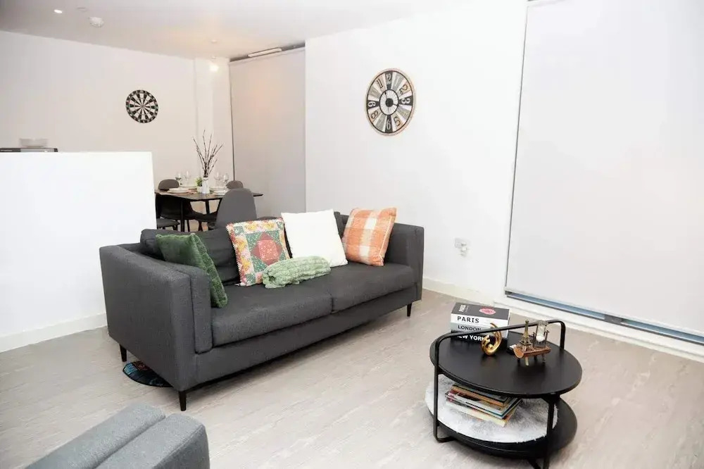 Apartment-sleeps4-streetparking-balcony-duplex