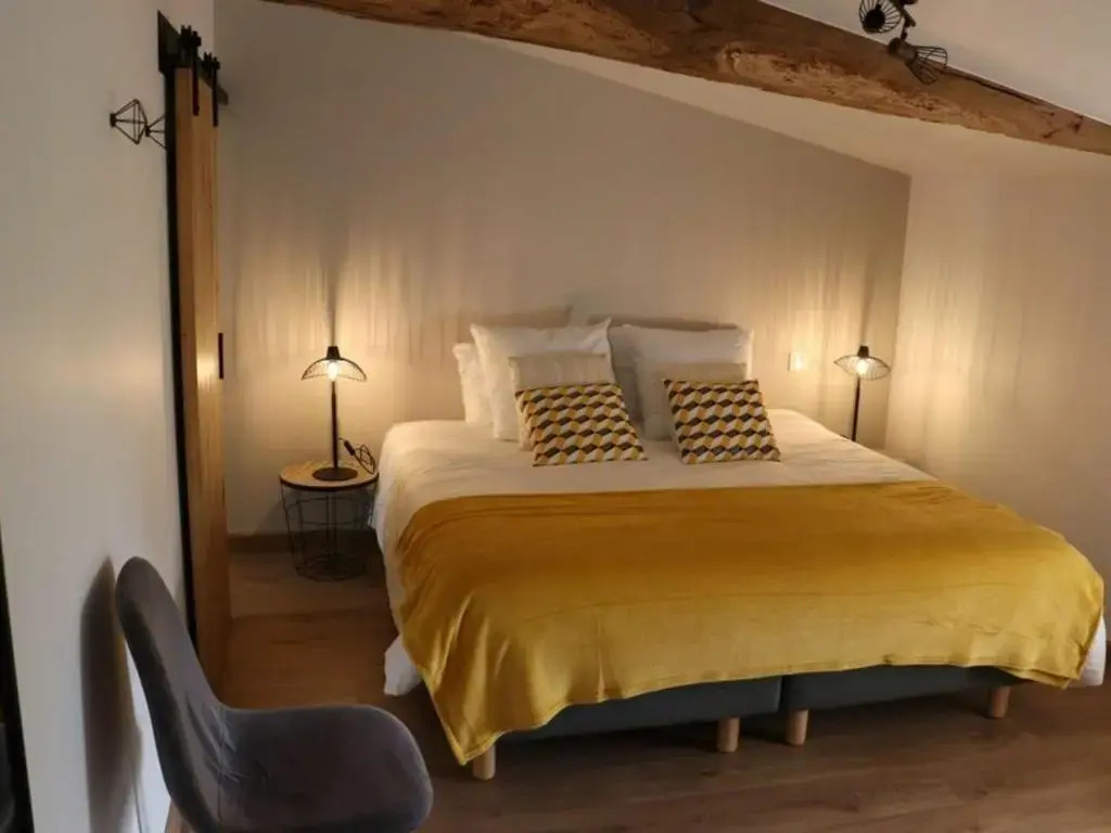 Gîte 18ème avec piscine couverte, terrasse et salle de jeux - 6 pers - FR-1-426-432