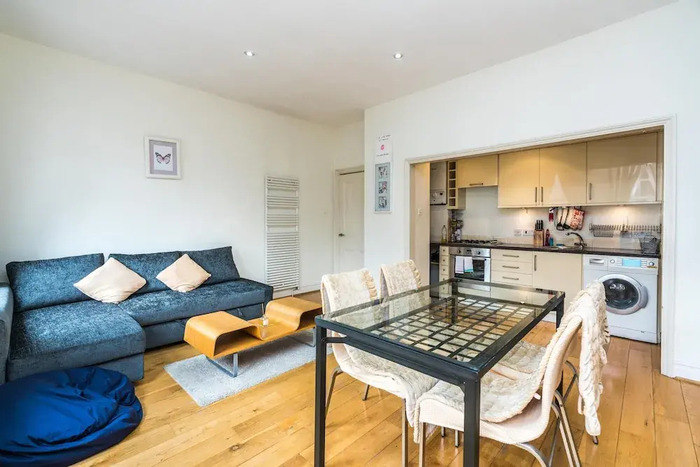 Sleek 2BD Flat Super Central to London Town!