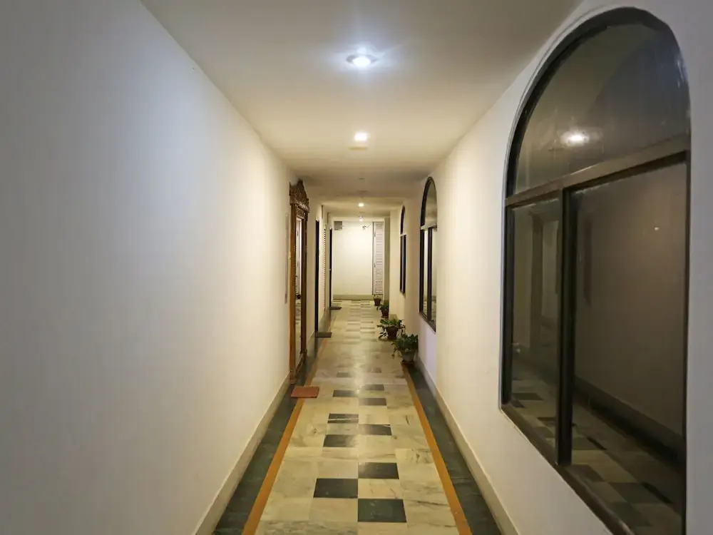 OYO Capital O 5879 Radha Damodar Residency