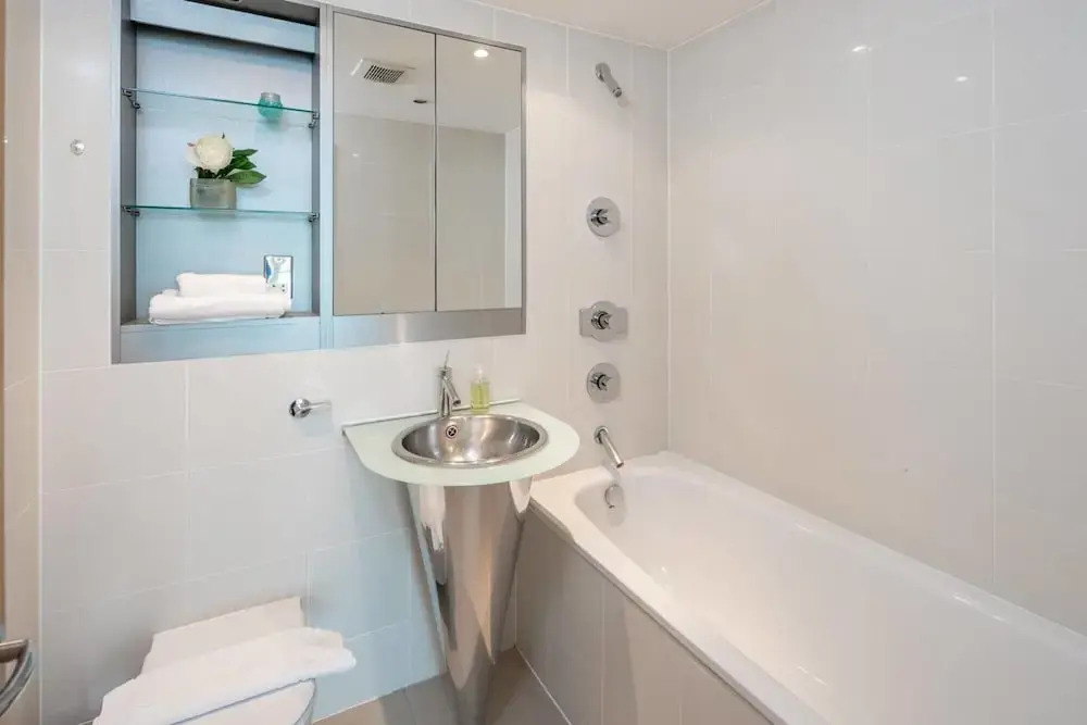 Light Modern Flat With Balcony Over River Thames!